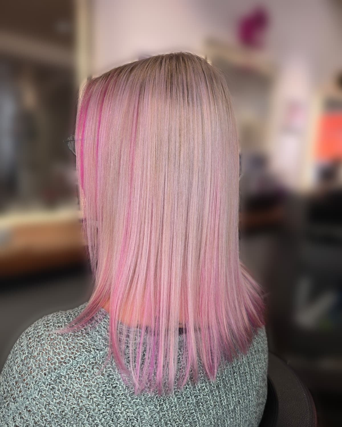 Nachher: glattes Blond mit rosa Strähnen