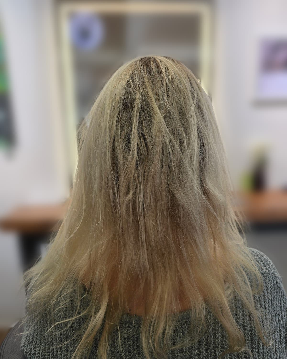 Vorher: ungestyltes Blond mit dunklem Ansatz