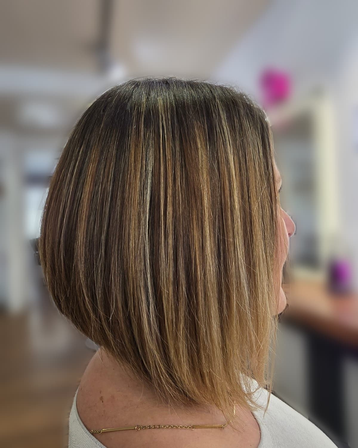 Nachher: brauner Long Bob mit frischen Strähnen