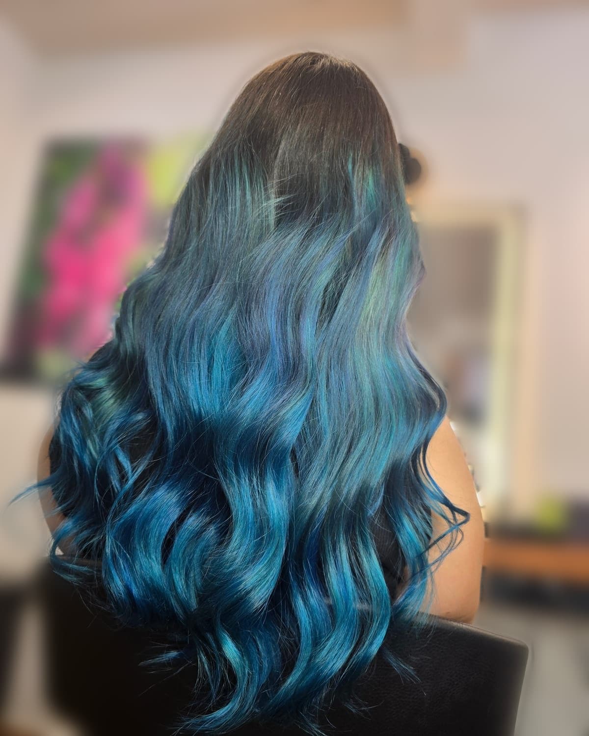 Nachher: blaue Wellen mit dunklem Ansatz