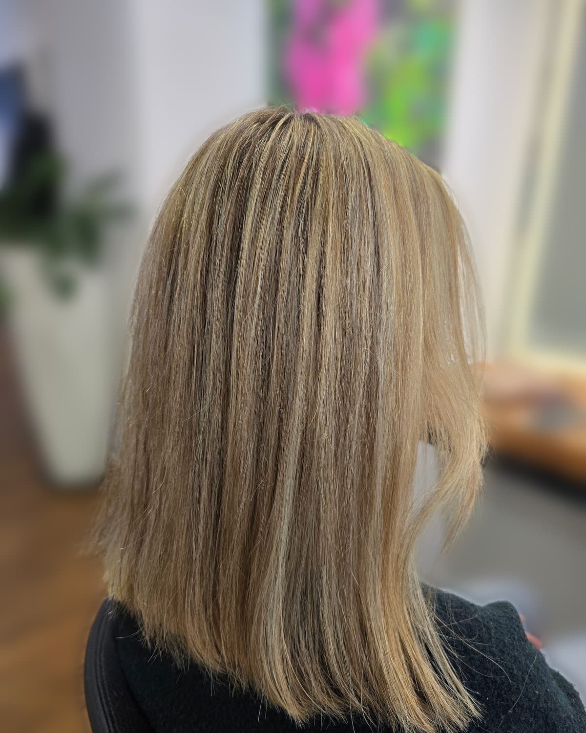 Dunkelblonder glatter Long Bob mit Babylights