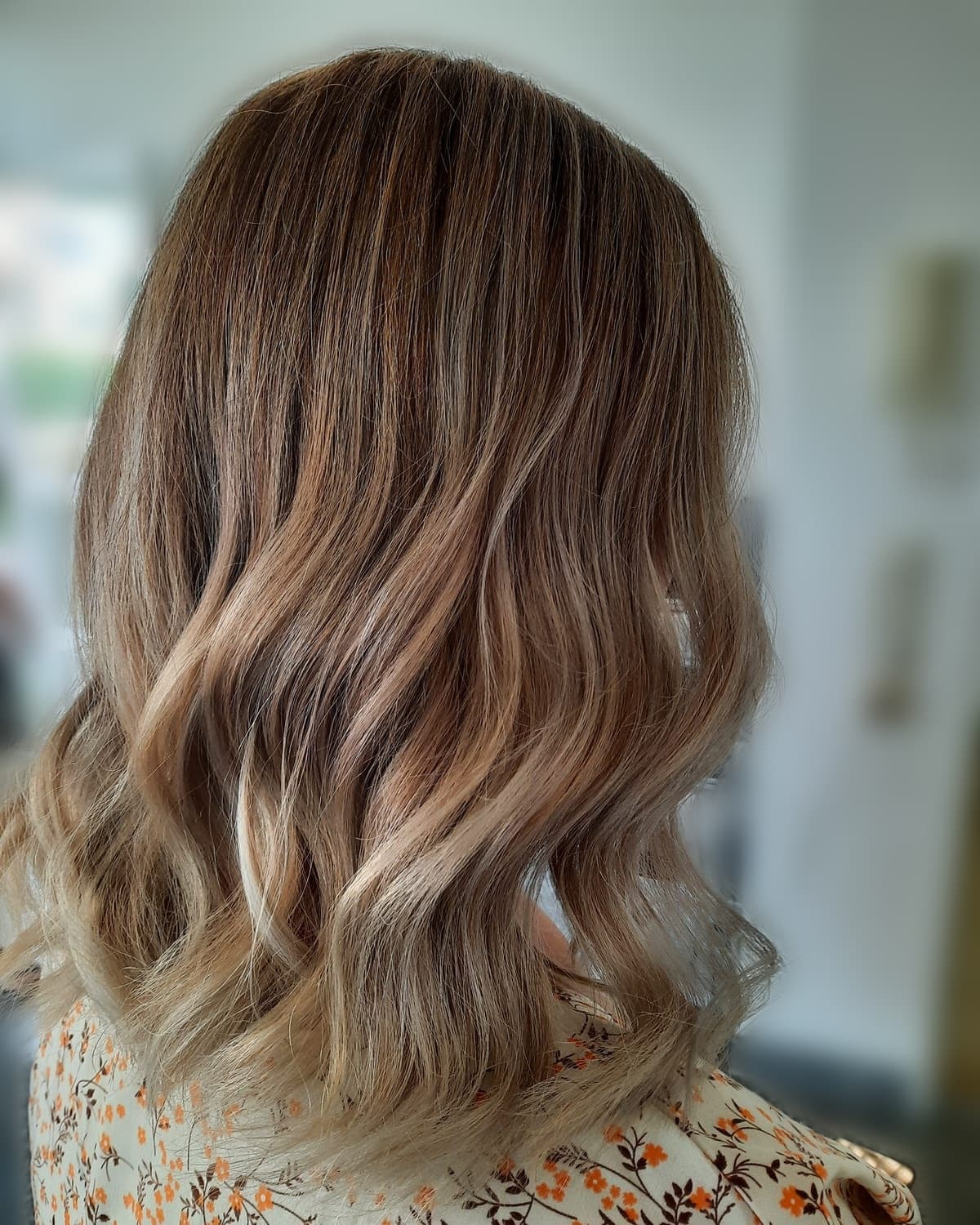 Langes braun-blondes Balayage, Rückansicht