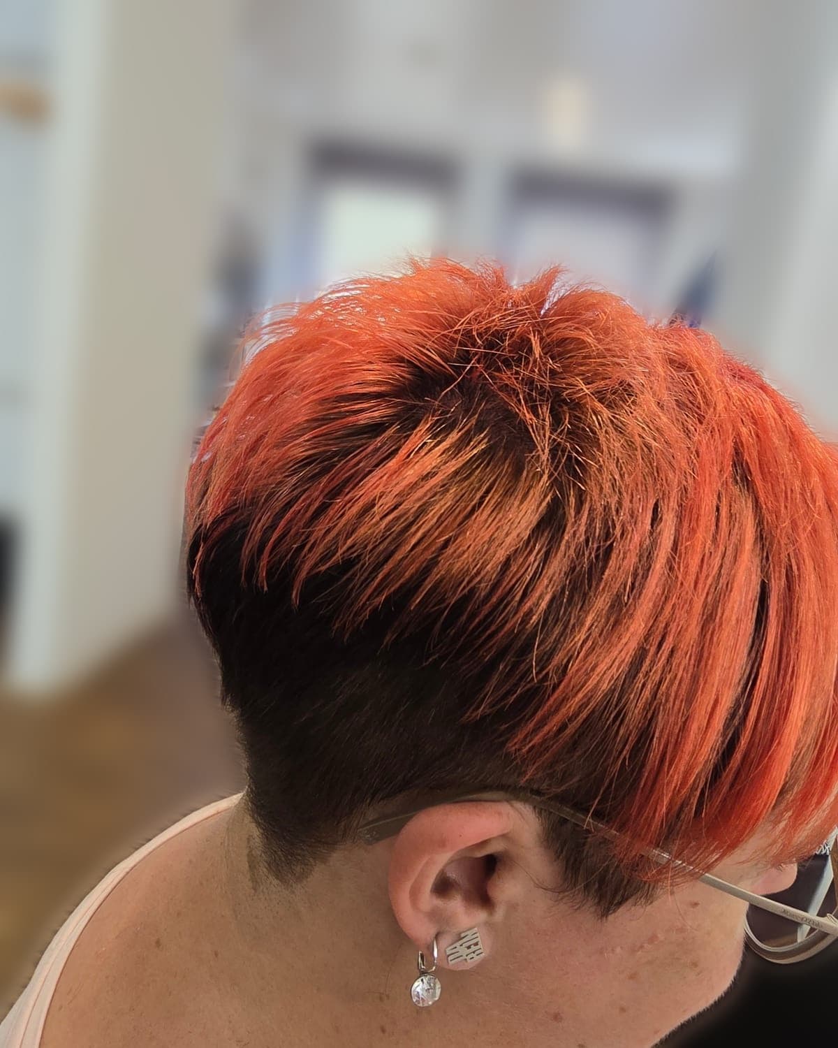 Pixie-Cut in kräftigem Kupferorange