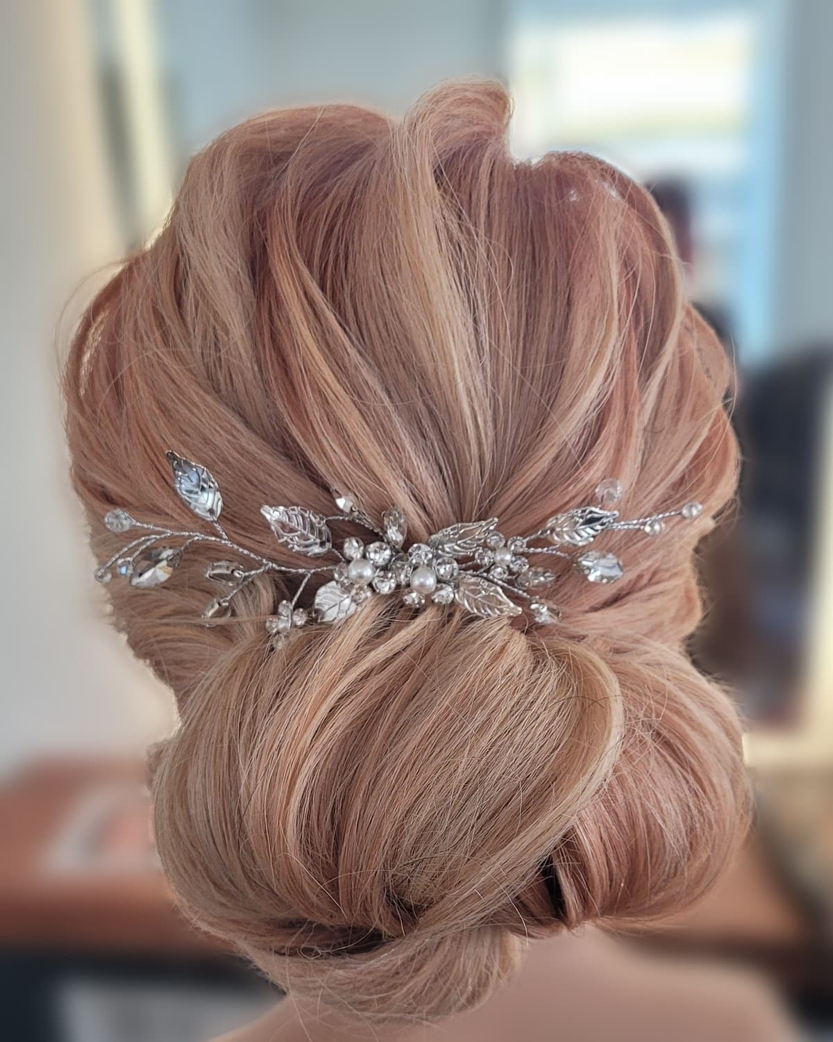Elegante Hochsteckfrisur mit Strass-Haarschmuck