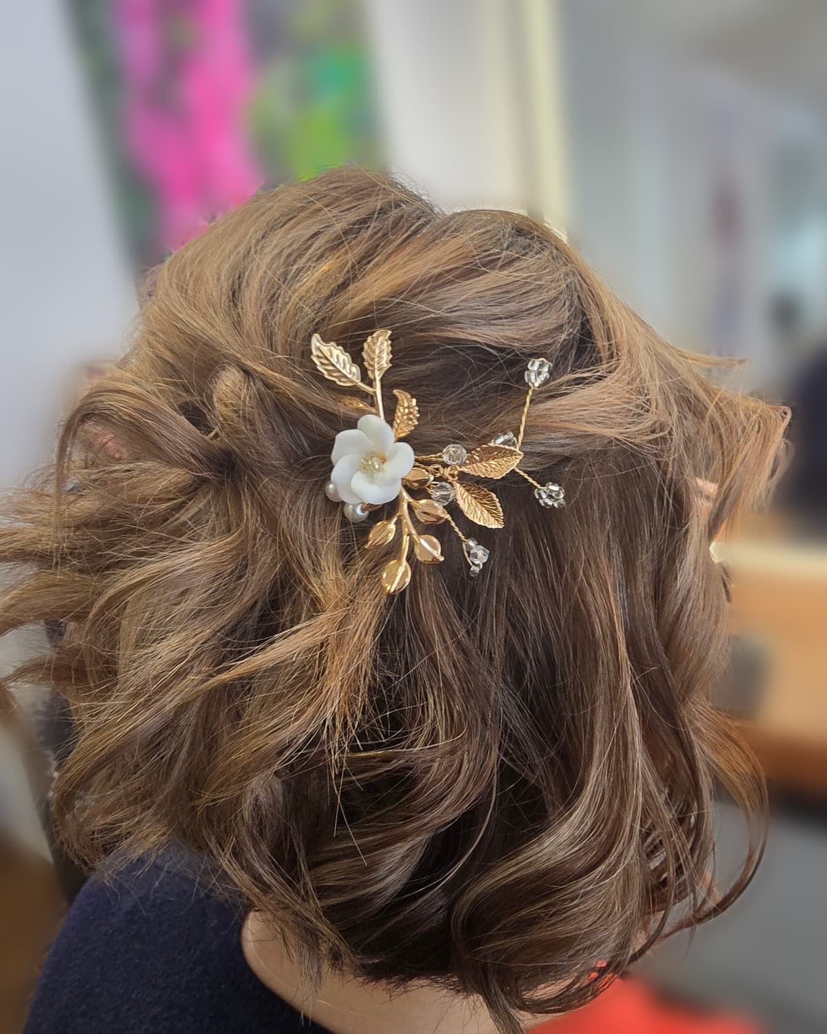 Lockere Hochsteckfrisur mit goldener Blüten-Haarnadel