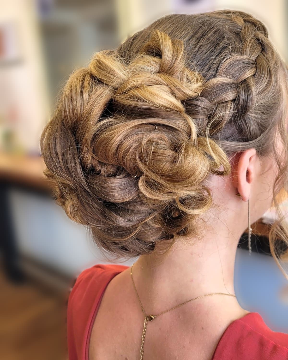 Geflochtene Hochsteckfrisur mit Locken