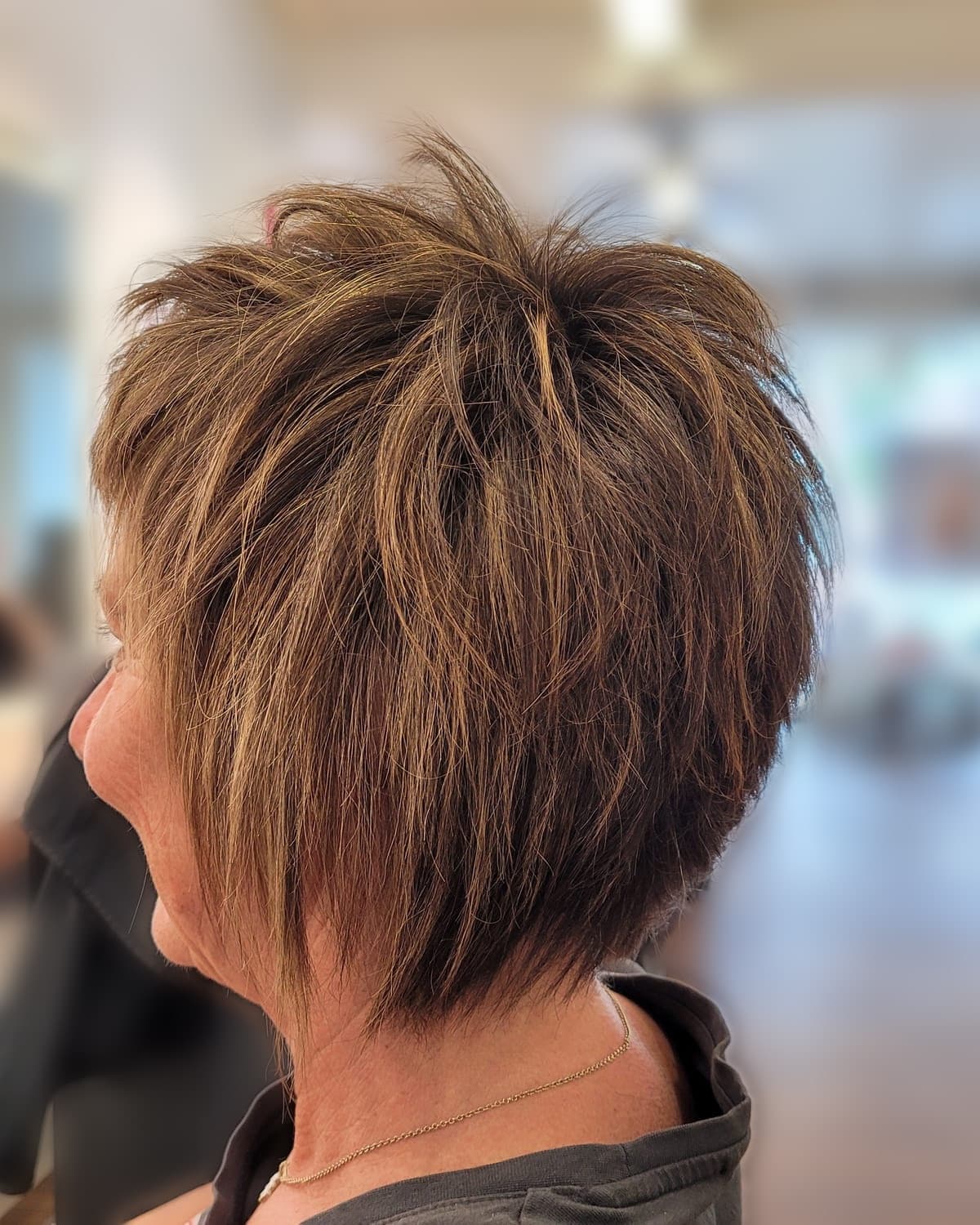 Texturierter Pixie-Cut mit Highlights