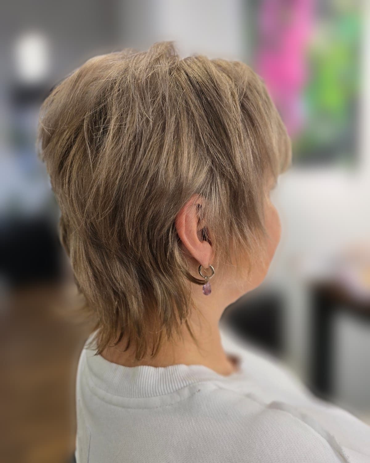 Moderner Shag-Schnitt in Dunkelblond